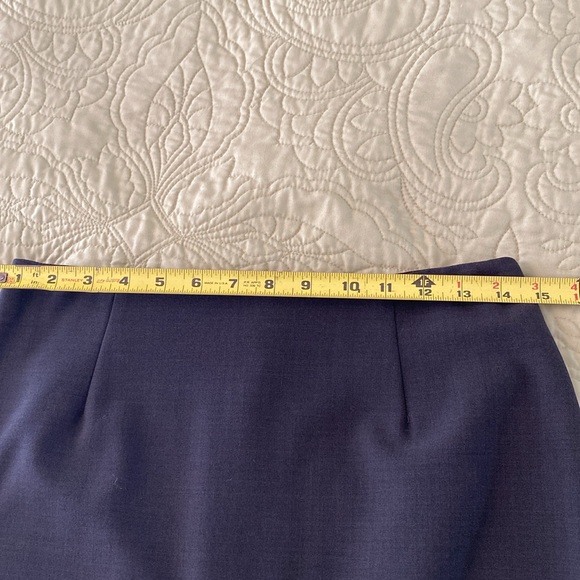 In excellent condition like new Theory size 8 very dark charcoal gray skirt . - Picture 7 of 9